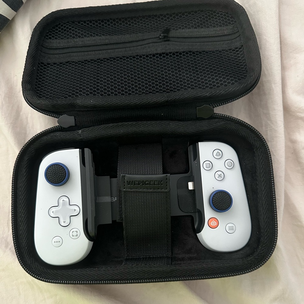 Hardly used, practically brand new with carrying case. Compatible with IPhone.